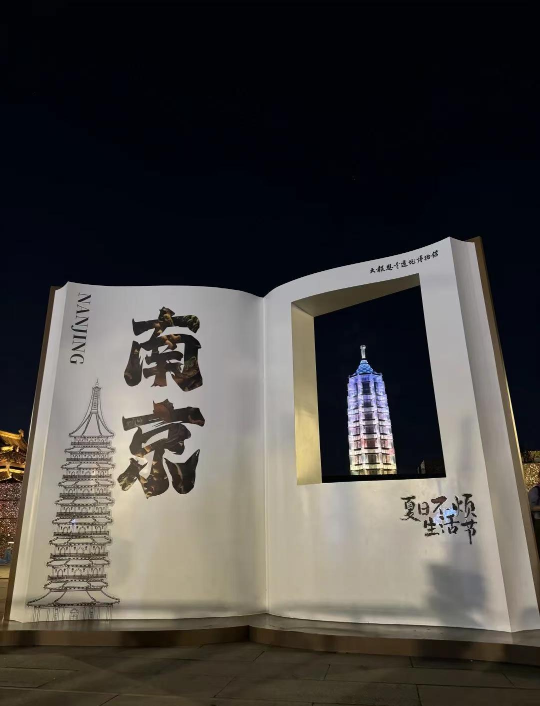 看电影的电影院，情侣坐在影院座位上观看电影，温馨浪漫观影氛围